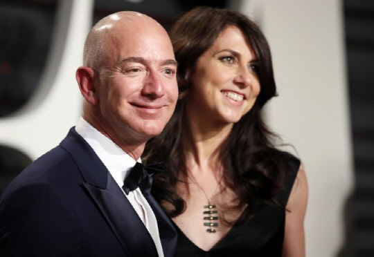 결별하기 전의 베이조스 부부 [사진=로이터]